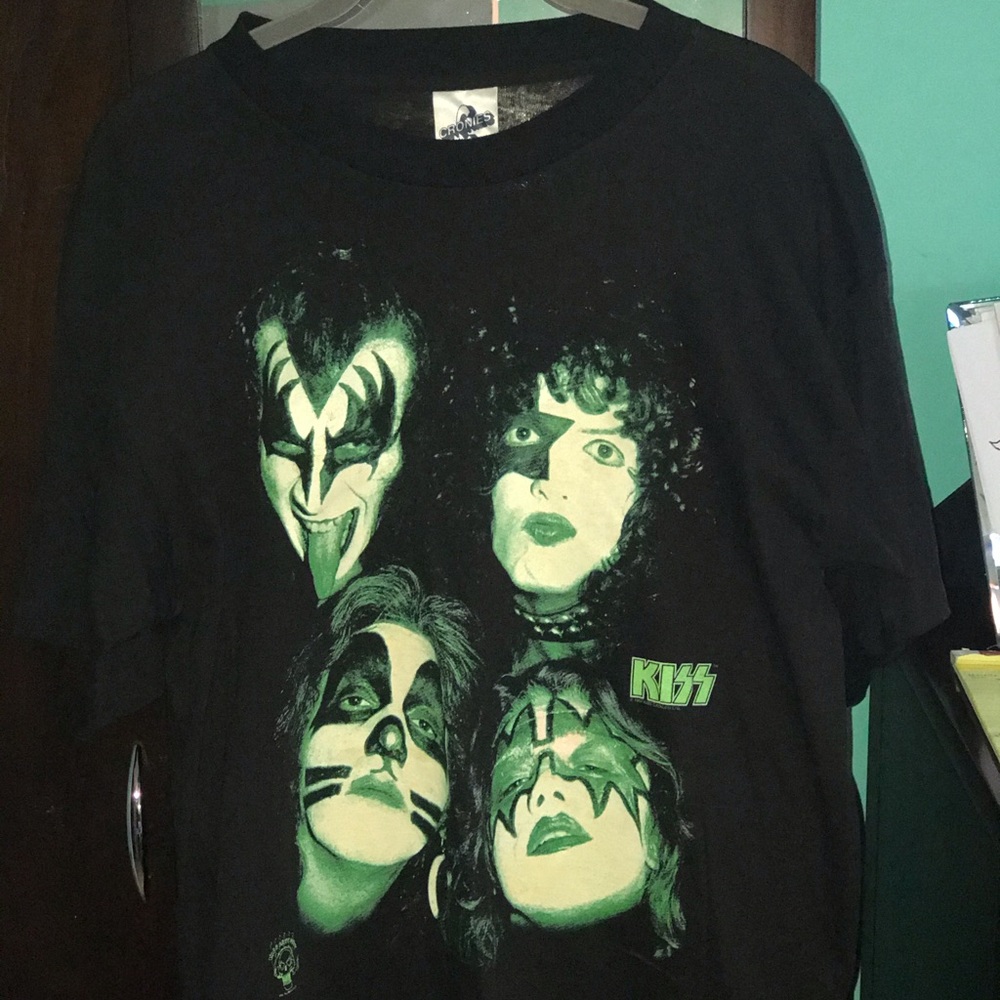 GLOW IN THE DARK!!  Vintage KISS 💋 Tee Shirt!!